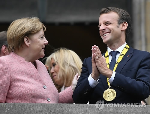 에마뉘엘 마크롱 프랑스 대통령(오른쪽)과 앙겔라 메르켈 독일 총리[AP=연합뉴스 자료사진]
