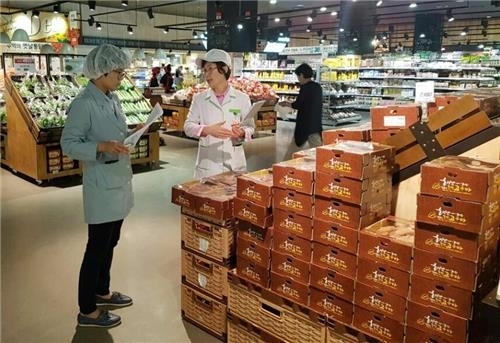 롯데마트 매장 내 위생 점검 모습