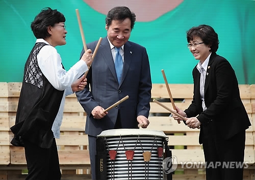 '환경의 날' 퍼포먼스하는 이 총리
