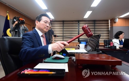 의사봉 두드리는 김용범 금융위 부위원장