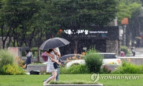 충북 선선하고 소나기…낮 최고 24도 - 1