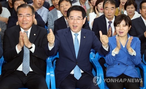 환호하는 김영록(가운데)