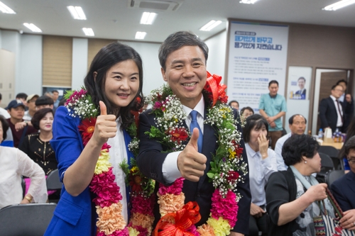 재선에 성공한 김승수 전주시장 당선인 부부