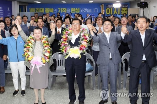 충북지사 3선 고지에 오른 민주당 이시종 후보