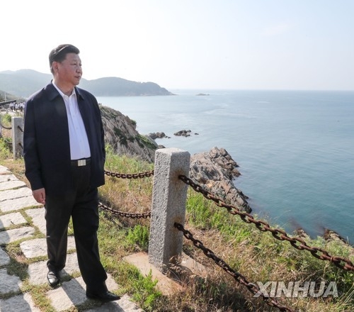 청일전쟁 당시 웨이하이 북양함대 포대 유적지를 둘러보는 시진핑 중국 국가주석