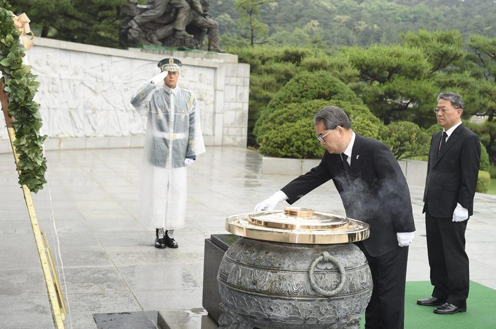 국립현충원에서 참배하는 이재정 경기도교육감 당선인