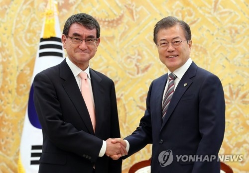 고노 다로 일본 외무상과 악수하는 문 대통령