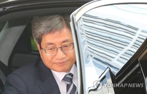 출근하는 김명수 대법원장