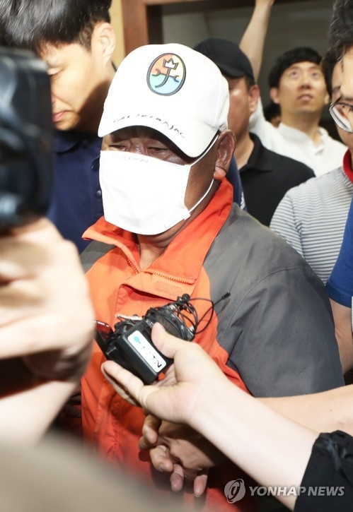 얼굴 가린 군산 주점 방화 용의자(군산=연합뉴스) 최영수 기자 = 전북 군산시 장미동 한 주점에 불을 지른 혐의로 긴급체포된 이모(55)씨가 18일 새벽 병원 치료를 받기 위해 군산경찰서를 나가고 있다. 2018.6.18kan@yna.co.kr(끝)