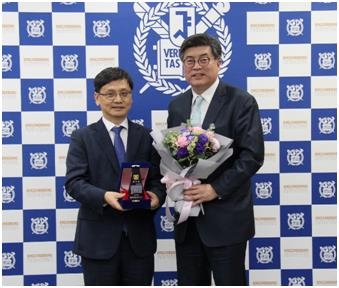 이병호 교수(좌)와 차국헌 서울대 공대학장(우)