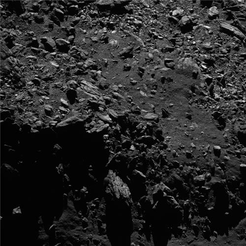 로제타가 충돌 28일전 2.1㎞ 상공에 찍은 혜성 67P