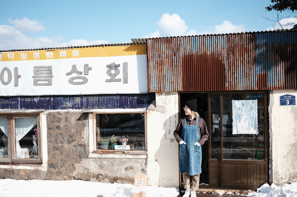 '오늘도, 무사'에 수록된 '책방 무사'와 요조 사진
