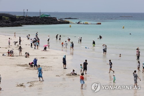 한산한 해수욕장 [연합뉴스 자료사진]