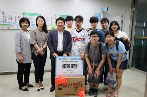 문소영 ㈜유디 온라인홍보팀 차장(왼쪽 두번째), 김진두 관악구청 복지환경국장(왼쪽 세번째), 성장학교 별 학생들이 기부금 전달식 후 기념촬영을 하고 있다.