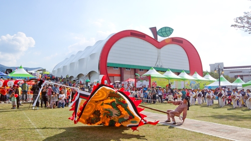 "확 달라집니다"…장수군 '한우랑 사과랑 축제' - 1