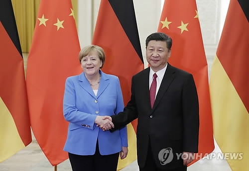 지난 5월 중국을 방문한 앙겔라 메르켈 독일 총리(왼쪽)가 시진핑 국가주석과 만나 악수하고 있다.[AP=연합뉴스]