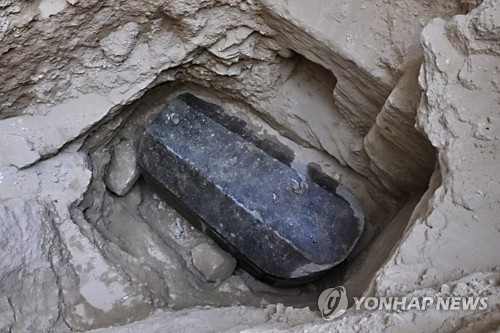 이집트 알렉산드리아에서 발견된 대형 석관의 모습[EPA=연합뉴스]