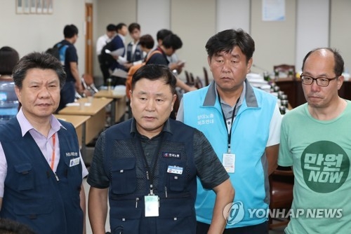 기자회견하는 근로자위원들