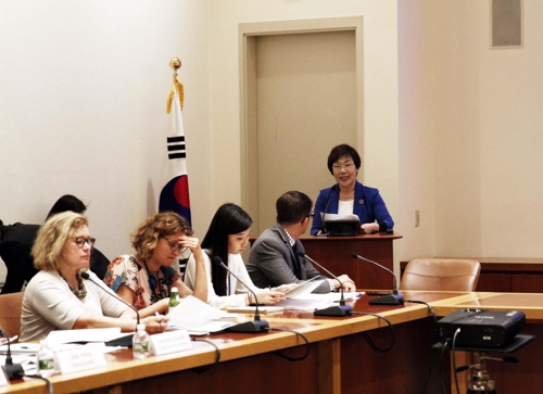 개회사 하는 이미경 이사장