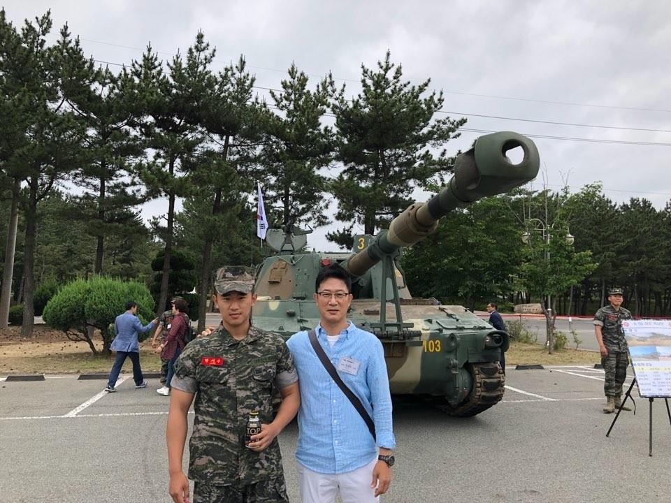 故 박 상병 군부대 찾은 아버지와 기념사진
