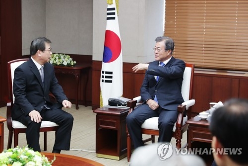 문 대통령, 국정원 찾아 국정원장과 환담