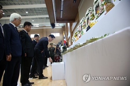 분향하는 국방부 장관
