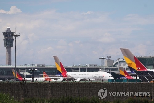 인천국제공항에서 출발을 기다리는 아시아나 항공기들 [연합뉴스 자료사진]