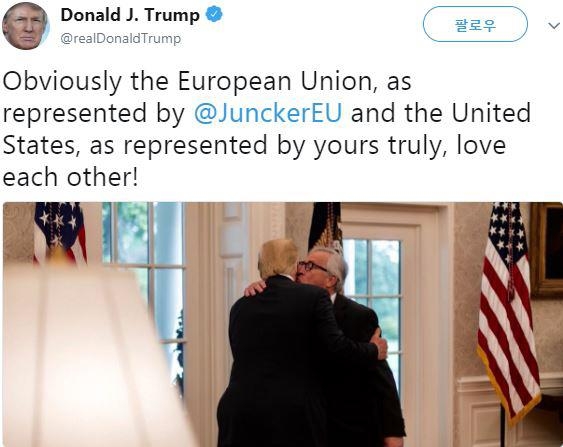 포옹하고 볼키스하는 도널드 트럼프 미국 대통령과 장클로드 융커 EU 집행위원장