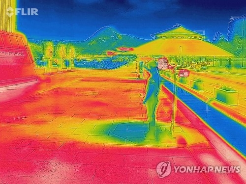 1일 오후 열화상카메라로 촬영한 서울 광화문 광장 그늘막 그늘 부분이 다른 부분에 비해서 낮은 온도로 표시되고 있다. 온도가 높을수록 붉은색, 낮을수록 푸른색으로 표시된다. [연합뉴스 자료사진]