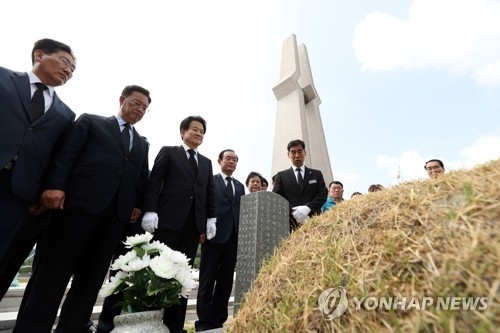5·18열사 기리는 정동영