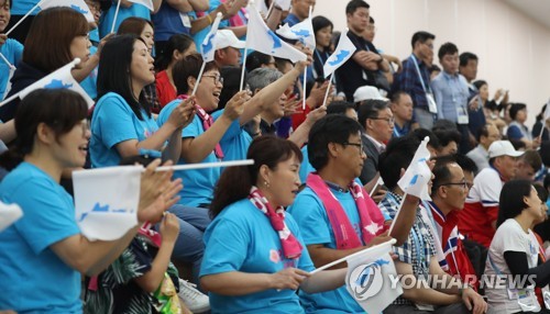 아리랑응원단과 북한 선수단