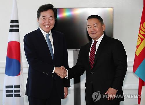 이낙연 총리, 바툴가 몽골 대통령과 '악수'