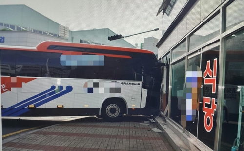 사고후 인근 건물 벽면 들이받은 통근버스