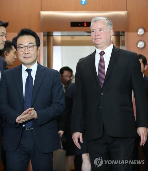 약식 회견 나선 이도훈-스티븐 비건