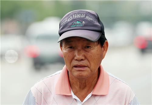 폐지 옮기는 '300원 냉장고 아저씨' 김춘선씨