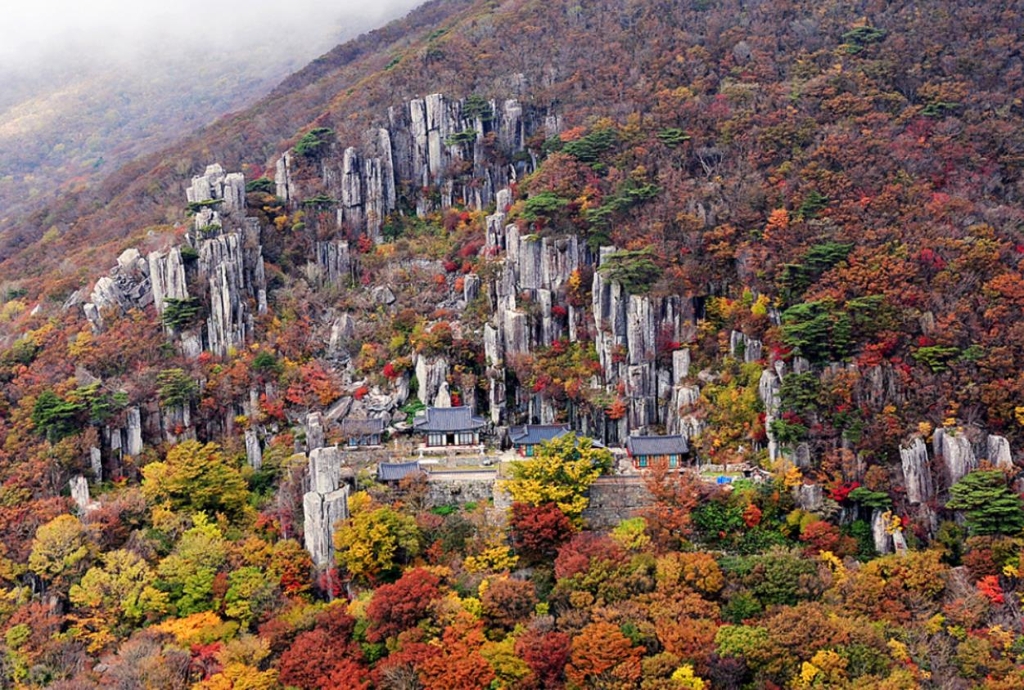 규봉 주상절리와 규봉암. 100여개 돌기둥과 단풍에 둘러싸인 사찰이 절경이다.