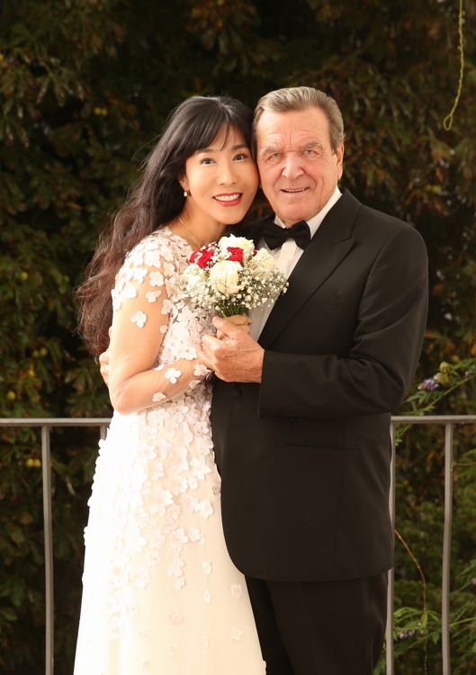 결혼 사진을 촬영하는 슈뢰더 전 독일 총리와 김소연 씨