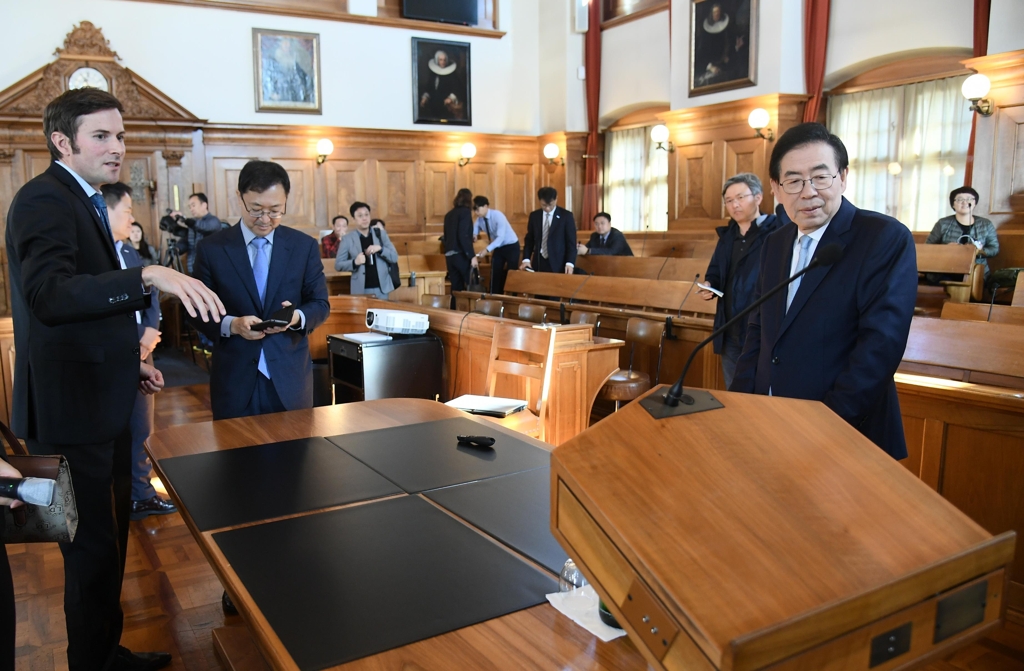 스위스 직접민주주의제도 설명듣는 박원순 서울시장