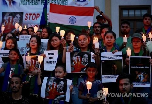 지난 4월 성폭력에 항의하는 촛불시위를 벌이는 인도 여성들. [EPA=연합뉴스]