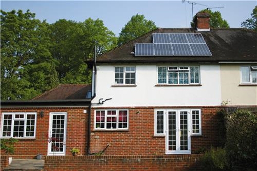 영국 런던 주택에 설치된 한화큐셀 태양광 모듈. [한화큐셀 제공]