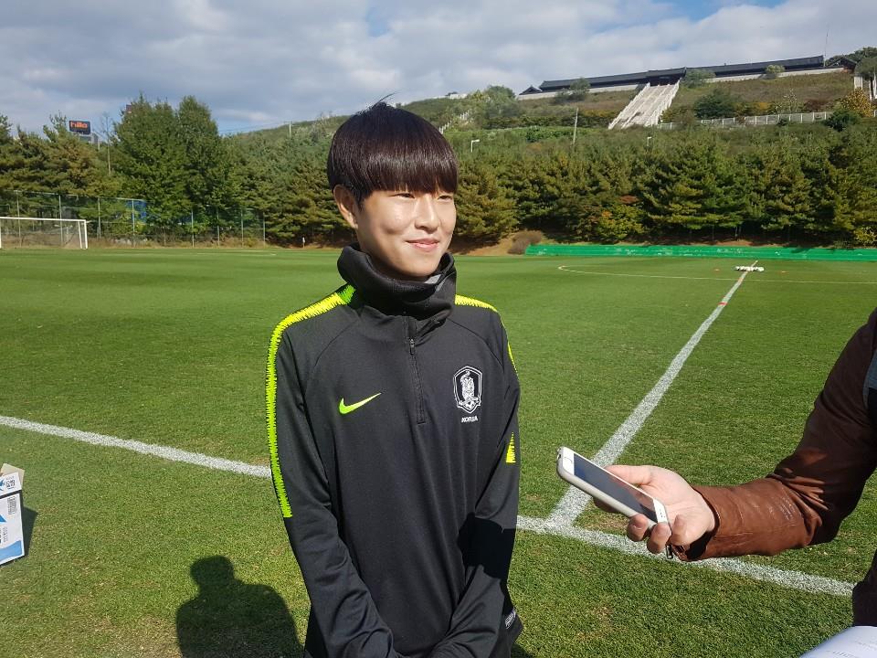 (파주=연합뉴스) 김경윤 기자 = 17세 이하 여자축구대표팀 주장 조미진이 11일 파주국가대표트레이닝센터(NFC)에서 취재진의 질문에 답변하고 있다. 2018.10.11cycle@yna.co.kr