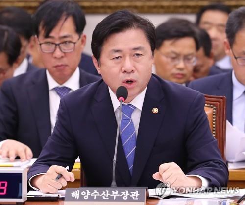 질의에 답하는 김영춘 해양수산부 장관