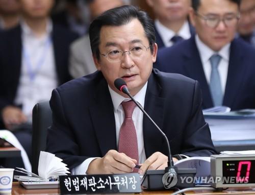 답변하는 김헌정 헌재사무처장