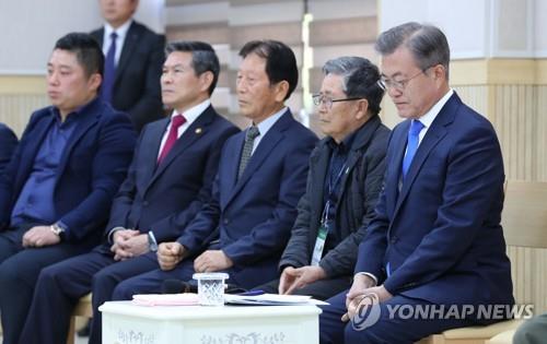 엄숙한 표정으로 강정마을 마을 회장 인사말 듣는 문 대통령