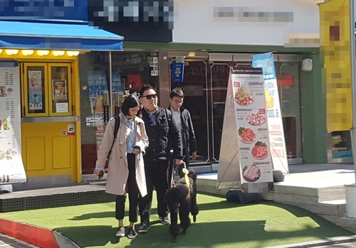 '시각장애인 안내견 쫓는 식당 아직도 많다니…'
