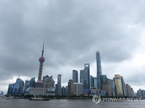 먹구름 낀 중국 금융중심 상하이 푸둥지구 [연합뉴스 자료사진]