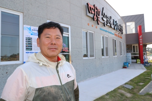 송호마을 전복체험장과 어촌계장