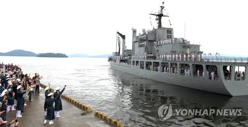 해군사관생도 순항훈련전단 출항 장면