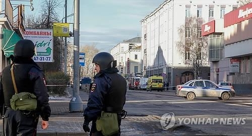 (모스크바 AFP=연합뉴스) 지난달 31일(현지시간) 자폭테러가 발생한 러시아 북부 아르한겔스크주 주도 아르한겔스크 중심가의 연방보안국(FSB) 건물 주위를 경찰이 지키고 있다. 타스통신 등은 이날 FSB 건물 입구에서 17세 남자가 가방에 든 폭발물을 꺼낸 지 얼마 후 폭발이 일어났다며 이 청소년은 사망하고 FSB 직원 3명이 다쳤다고 전했다. 연방수사위원회는 이번 사건을 테러로 규정하고 조사에 착수했다.