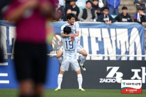 수원전에서 선제골 넣고 골 세리머니를 하는 울산의 황일수